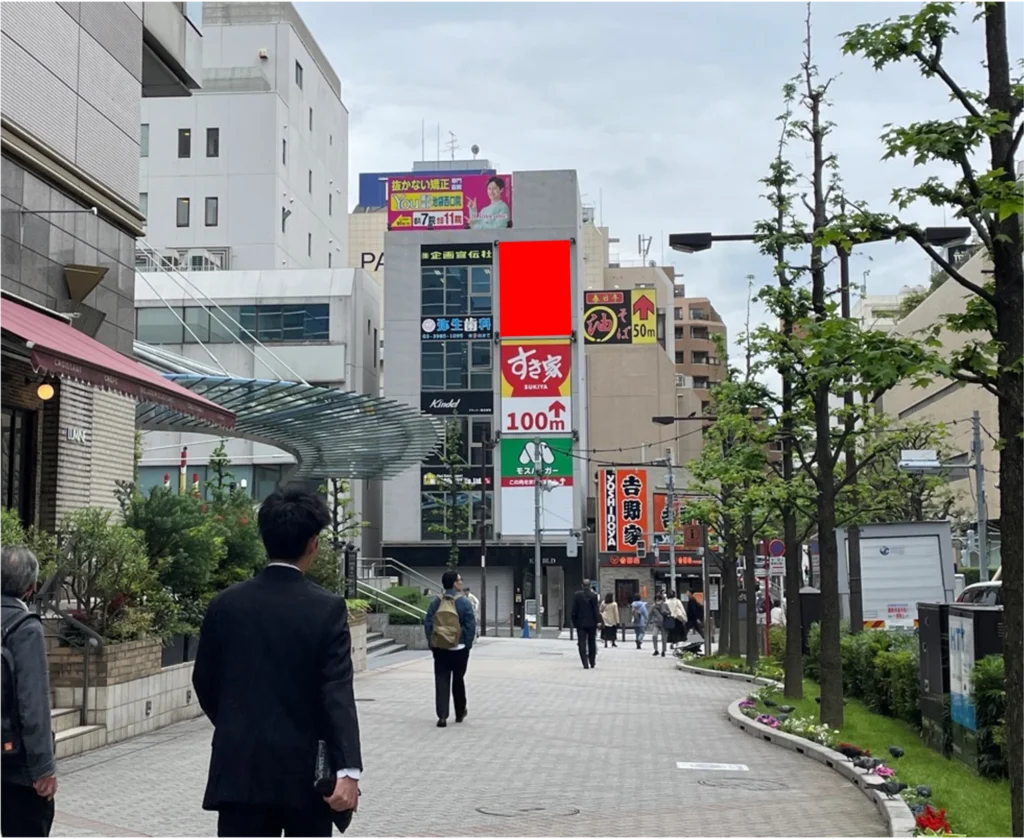 池袋：K・Nビル壁⾯広告